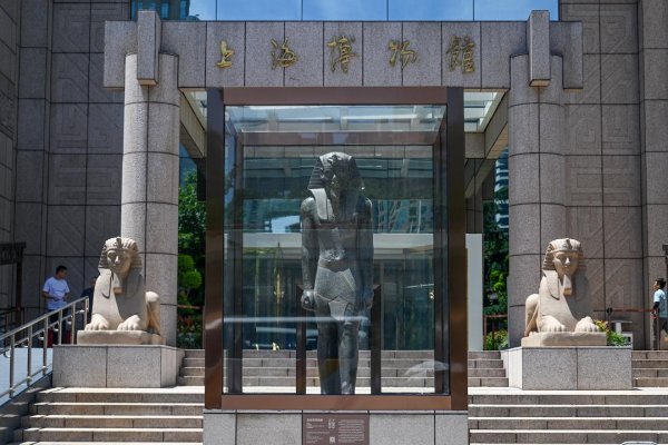 牛来了 矗立上博门口400多天，埃及法老巨像告别上海